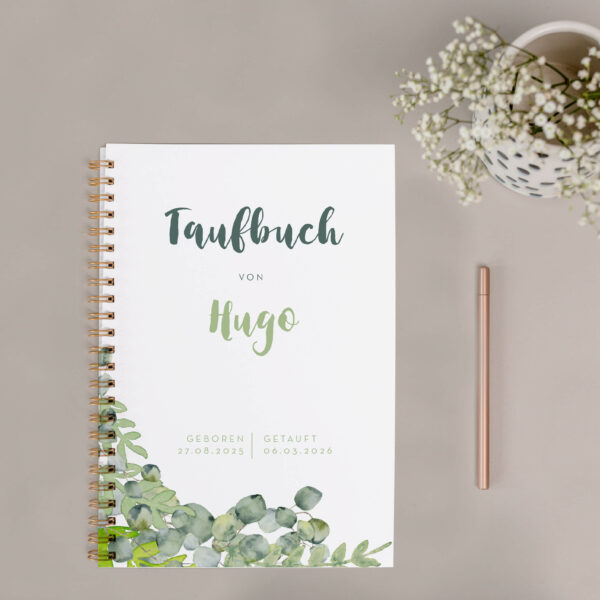 Personalisiertes Buch zur Taufe in DIN A 5 im Eukalyptus-Blätter Design in Grüntönen. Individuelles Geschenk zur Taufe und eine emotionale Erinnerung. Mit Platz für Fotos, Erinnerungen, Gedanken und guten Wünschen zum Selbsteintragen. Jede Seite ist mit dem Namen des Täuflings personalisiert.