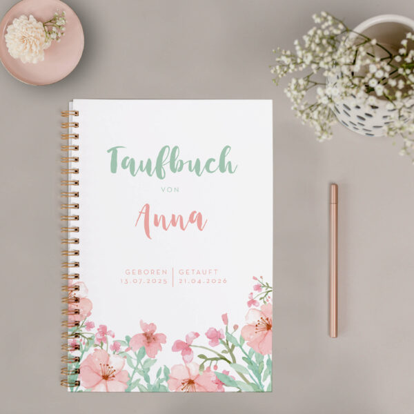 Personalisiertes Buch zur Taufe in DIN A 5 im floralen Design in Pastellfarben. Individuelles Geschenk zur Taufe und eine emotionale Erinnerung. Mit Platz für Fotos, Erinnerungen, Gedanken und guten Wünschen zum Selbsteintragen. Jede Seite ist mit dem Namen des Täuflings personalisiert.