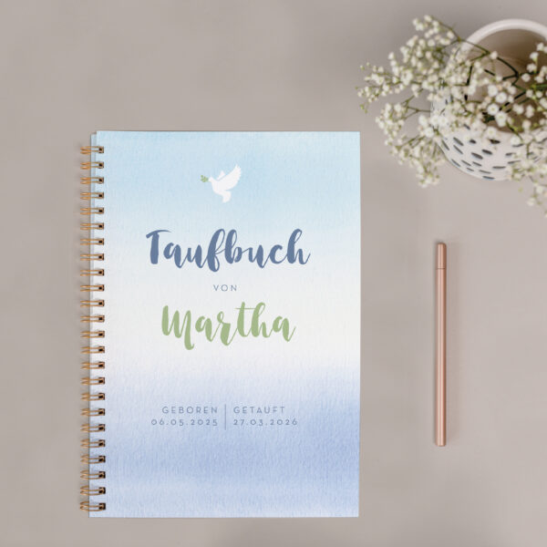 Personalisiertes Buch zur Taufe mit blauem Farbverlauf und einer Taube