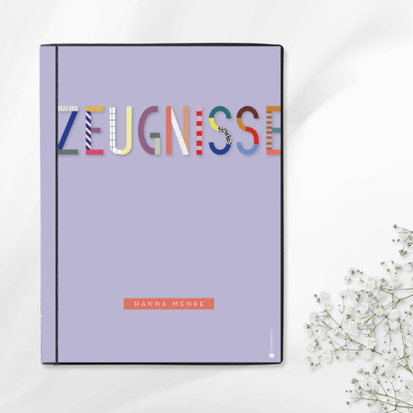 Personalisierte Zeugnismappe (zur Einschulung) – Sichtbuch DIN A4 mit bunten Buchstaben auf lila Hintergrund im Dopamindecor . Die Zeugnismappe enthält 20 integrierte Sichthüllen mit viel Platz für Zeugnisse, Urkunden oder Dokumente.