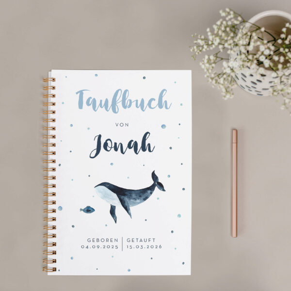 Personalisiertes Buch zur Taufe in DIN A 5 mit Wal-Fisch in blau. Individuelles Geschenk zur Taufe und eine emotionale Erinnerung. Mit Platz für Fotos, Erinnerungen, Gedanken und guten Wünschen zum Selbsteintragen. Jede Seite ist mit dem Namen des Täuflings personalisiert.